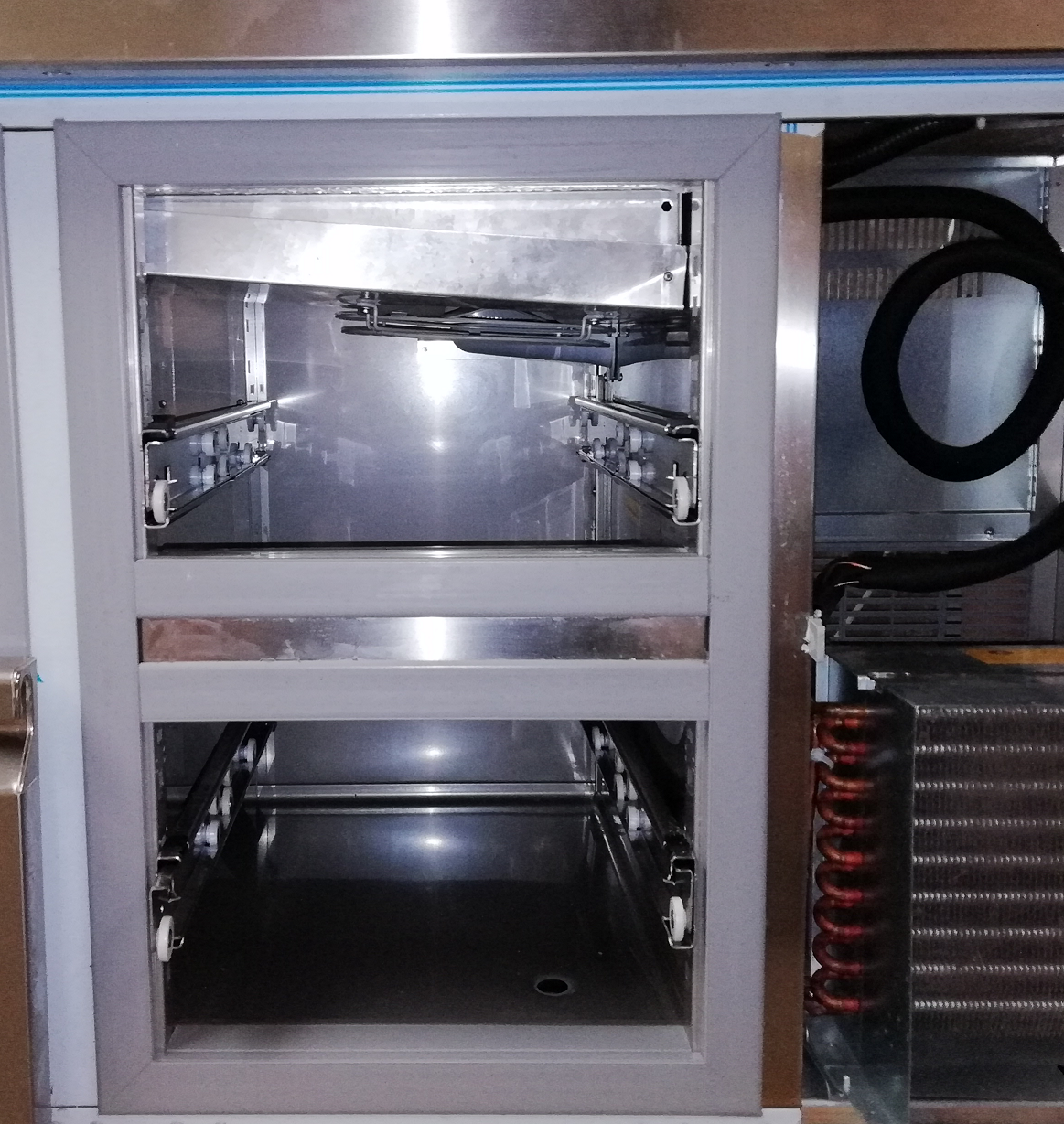 KBS Gastrotechnik Kühltisch Ready KT4000 mit Arbeitsplatte, Aufkantung 4 Türen 2 KBS Gastrotechnik Kühltisch Ready KT4000 mit Arbeitsplatte, Aufkantung 4 Türen – Bild 2
